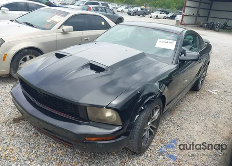 2005 Ford Mustang V6 Deluxe/V6 Premium z USA, uszkodzony, nr VIN 1ZVFT80N755128416